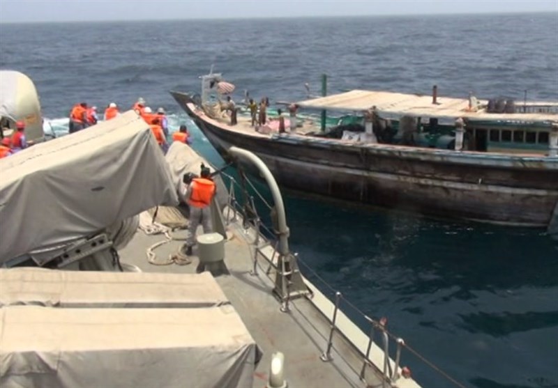 نجات یک لنج ایرانی توسط ناو ارتش در دریای عمان