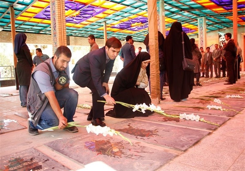 خبرنگاران و عکاسان شیراز قبور مطهر شهدا را گلباران کردند