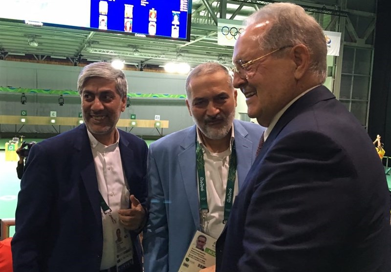 اهدای تندیس مسابقات تیراندازی آسیایی تهران به رئیس کمیته ملی المپیک