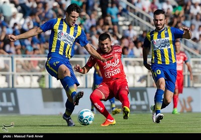 دیدار تیم‌های فوتبال گسترش فولاد و پرسپولیس - تبریز