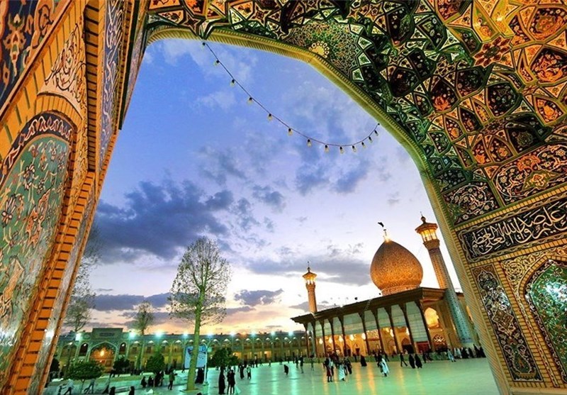 &quot;شاه جراغ &quot; یتلألأ فی قلب مدینة شیراز بأنواره القدسیة وعمارته وزخارفه الجمیلة +فیدیو وصور