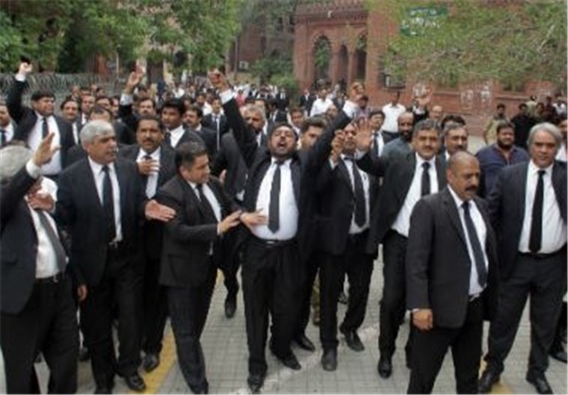 همزمان با اعلام عزای عمومی در پاکستان وکلا به خیابان‌ها آمدند