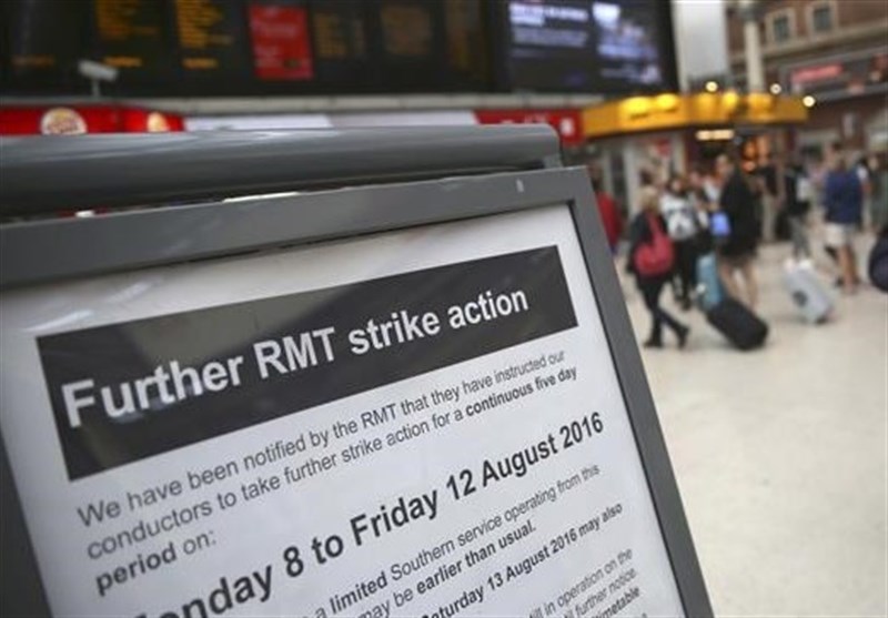 سرگردانی صدها هزار نفر در نتیجه اعتصاب کارکنان راه‌آهن انگلیس