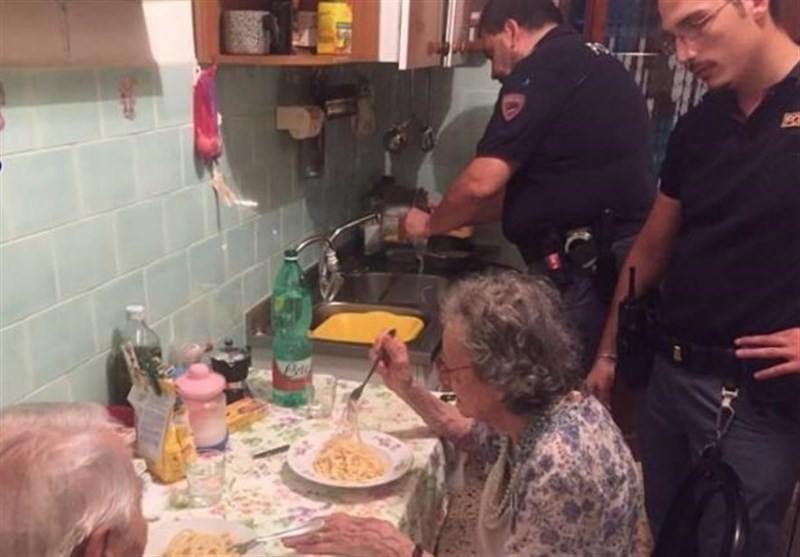 وقتی پلیس ایتالیا برای دلداری زوج کهنسال «پاستا» می‌پزد + عکس