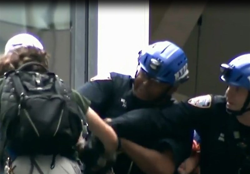 دستگیری فردی که از برج ترامپ بالا رفت+فیلم
