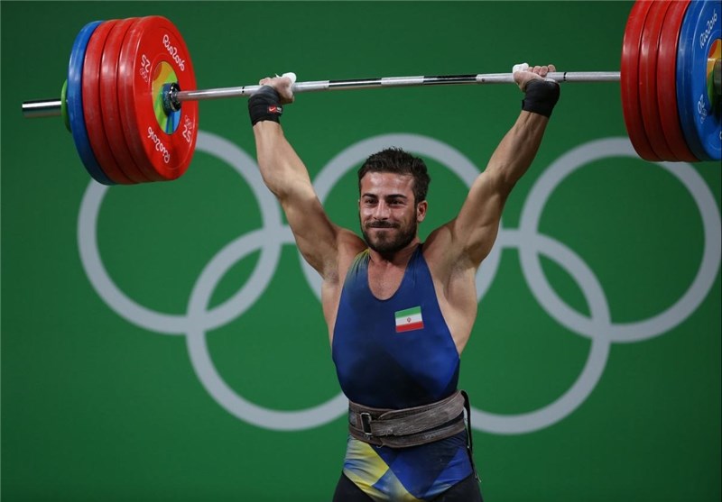 عکس یادگاری خبرنگاران ایرانی با اولین طلایی کاروان المپیک ایران