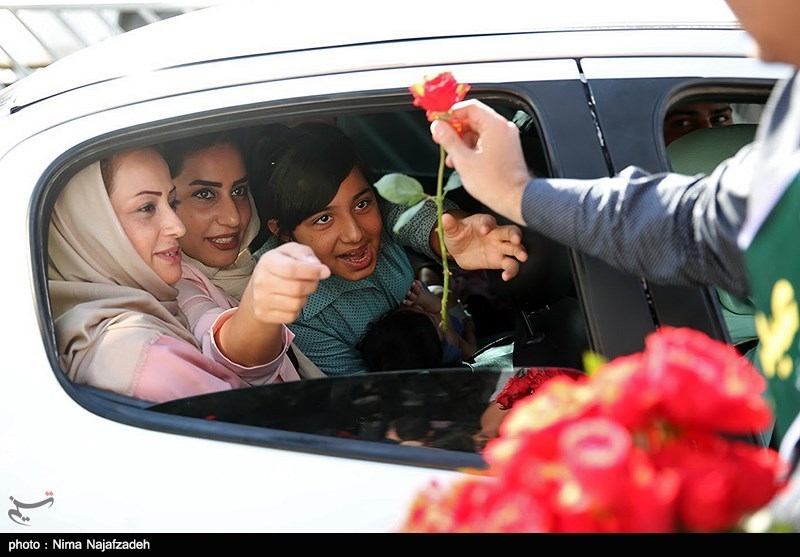 اهدای پنج هزار شاخه گل به دختران شهر تهران