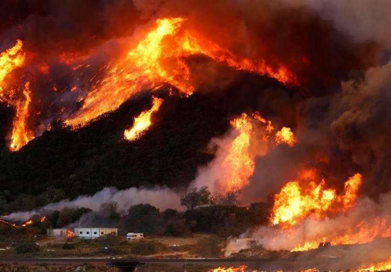 آتش‌ به جان جنگل‌های سن‌برناردینو در کالیفرنیا افتاده است + تصاویر