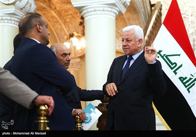 على اليمين السفير العراقي في طهران