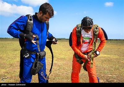 İran Kuzeyinde Paraşütle Atlama Töreni
