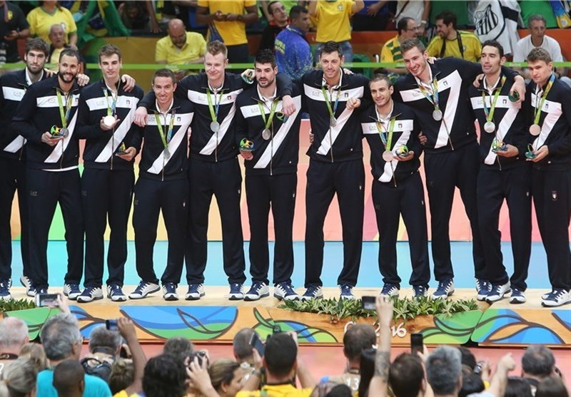 نمایش مدال نقره المپیک تیم ملی والیبال ایتالیا در یک اجلاس اقتصادی + تصاویر