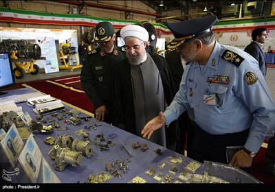 الرئیس روحانی یتفقد معرض قدرات وزارة الدفاع
