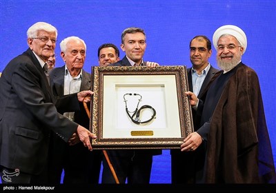 اهدای گوشی پزشکی به حجت‌الاسلام حسن روحانی رئیس جمهور توسط پزشکان