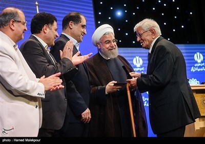 تقدیر از پزشکان نمونه توسط حجت‌الاسلام حسن روحانی رئیس جمهور