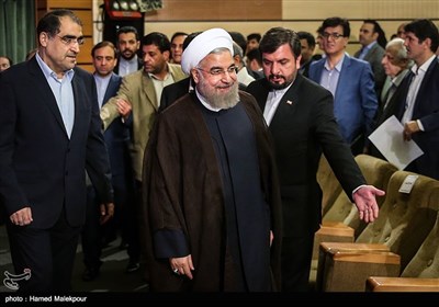 ورود حجت‌الاسلام حسن روحانی رئیس جمهور و سیدحسن قاضی‌زاده هاشمی وزیر بهداشت به محل دیدار با جامعه پزشکی