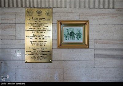 تصویردر قاب عکس مربوط به سران کشورهای شوروی، انگلستان و آمریکا می باشد که درکنفرانس تهران در چهارمین سال جنگ دوم جهانی در آذر 1322 در سفارت روسیه تشکیل شده است . این عکس در ورودی ساختمان سفارت روسیه نصب شده است.