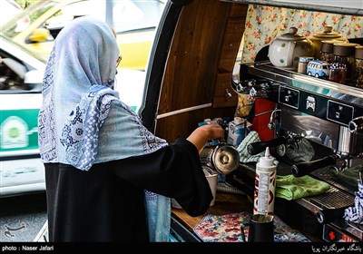 «ذکرا عباسی» لیسانس روزنامه‌نگاری دارد و «فرزاد حسینی» مردم‌شناسی خوانده است و حالا دغدغه‌های اجتماعی و مردم‌شناسی‌شان در یک فولکس ‌واگن آبی جمع می شود و بهانه‌ای که به تمام کوچه‌پس‌کوچه‌های پایتخت سر بزنند و مردم هر محله را ذوق‌زده کنند.ذکرا و فرزاد زوجی هستند که یک فولکس آبی قدیمی را تبدیل به یک کافه‌سیار لوکس کرده‌اند .