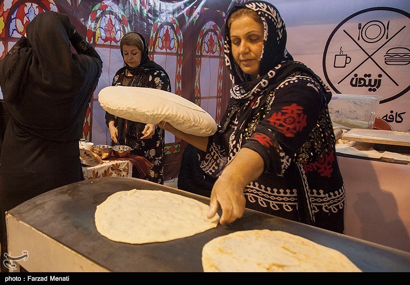 جشنواره سفره‌های ایرانی سبب احیا غذاهای سنتی ایرانی می‌شود