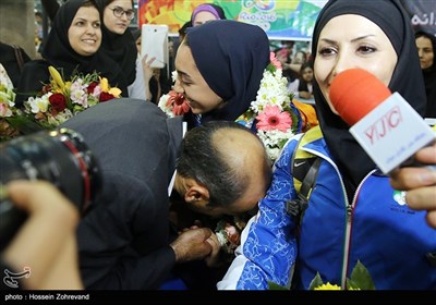 کیمیا علیزاده دارنده مدال برنز در رشته تکواندو المپیک و نخستین بانوی مدال آور ایران در رقابت های المپیک ریو 2016 در کنار پدرش