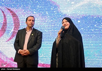 تقدیر از همسر شهید مسعود علی‌محمدی در چهارمین جشنواره کودکان هوشمند