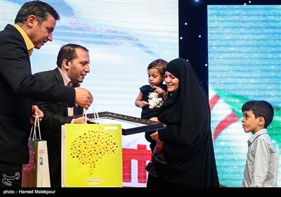 تقدیر از همسر و فرزندان شهید مدافع حرم احمد اسماعیلی در چهارمین جشنواره کودکان هوشمند