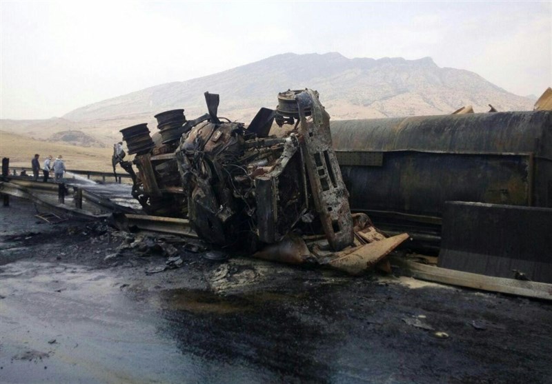 تانکر حامل مواد نفتی در آتش سوخت/ انسداد محور پل زال- خرم‌آباد