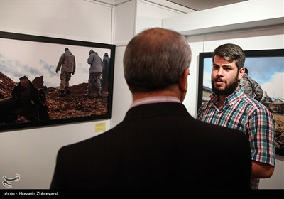 بازدید کدخدایی از نمایشگاه عکس مقاومت حسین مرصادی با نام زیتون