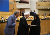 روحانی از خانواده‌های شهدای دولت و وزرای دفاع مقدس تجلیل کرد