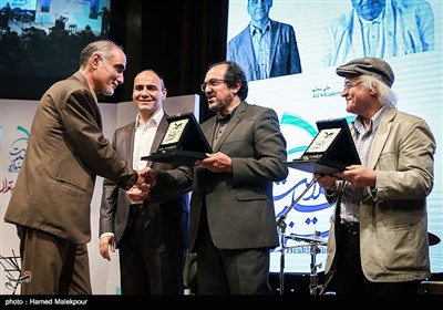 تقدیر از منوچهر محمدی تهیه‌کننده فیلم حوض نقاشی در مراسم اختتامیه نخستین جشنواره فیلم سلامت