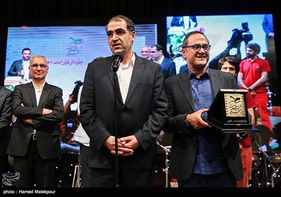 تقدیر از رامبد جوان توسط سیدحسن قاضی‌زاده هاشمی وزیر بهداشت در مراسم اختتامیه نخستین جشنواره فیلم سلامت