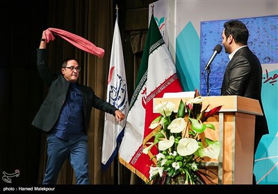 احسان علیخانی و رامبد جوان در مراسم اختتامیه نخستین جشنواره فیلم سلامت