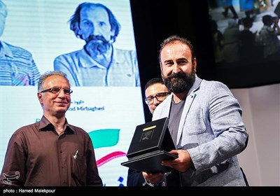 تقدیر از مهران احمدی بازیگر فیلم فیروزه سیاه در مراسم اختتامیه نخستین جشنواره فیلم سلامت