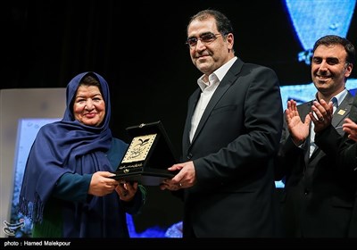 تقدیر از پوران درخشنده توسط سیدحسن قاضی‌زاده هاشمی وزیر بهداشت در مراسم اختتامیه نخستین جشنواره فیلم سلامت