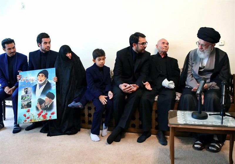 جزئیات دیدار خانواده شهید رجب محمدزاده با رهبر انقلاب/امام خامنه‌ای &quot;بابارجب&quot; را یکی از &quot;جانبازان ویژه دفاع‌مقدس&quot; خطاب کردند