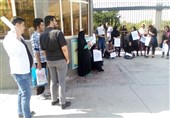 تجمع اعتراضی دانشجویان رشته‌های علوم پایه و دامپزشکی مقابل مجلس+ تصویر