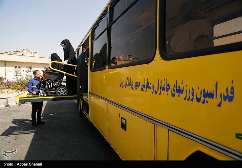گزارش تصویری/ اهدای گل توسط پارالمپیکی‌های ایران به پلیس برزیل