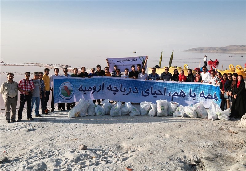 خبرنگاران حافظ محیط زیست و ملی پوشان اسنوکر دریاچه ارومیه را پاکسازی کردند