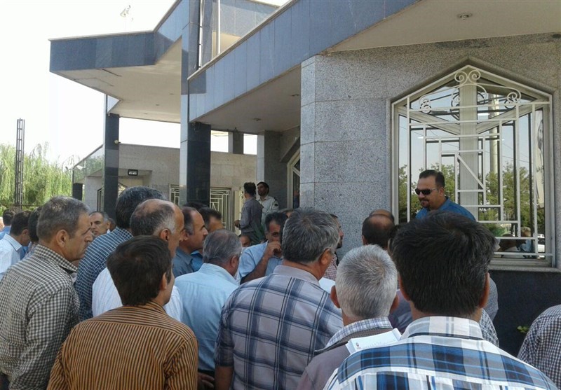 تجمع اعتراضی جمعی از کارگران واحدهای تولیدی در مقابل استانداری قزوین