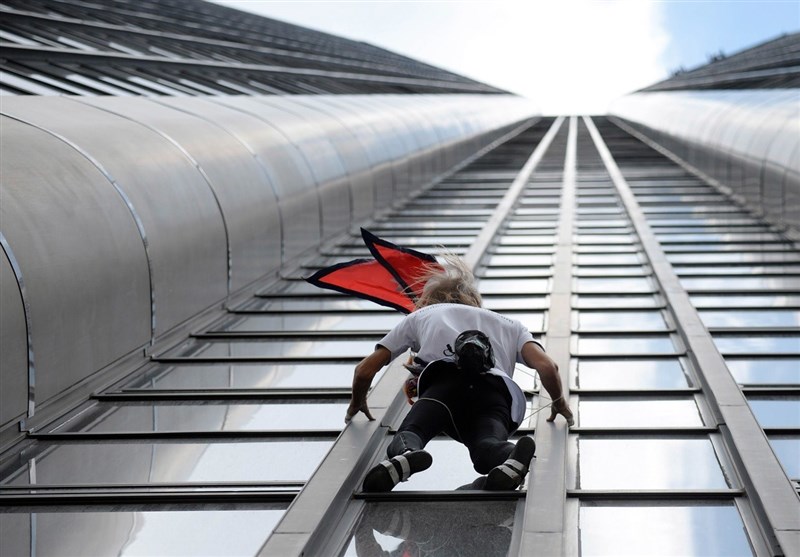 صعود 185 متری مرد عنکبوتی فرانسه با دستان خالی + فیلم