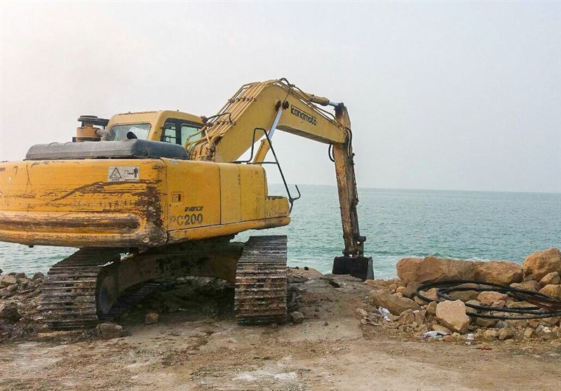 موج شکن غیرمجاز در سواحل بندر دلوار تنگستان تخریب شد