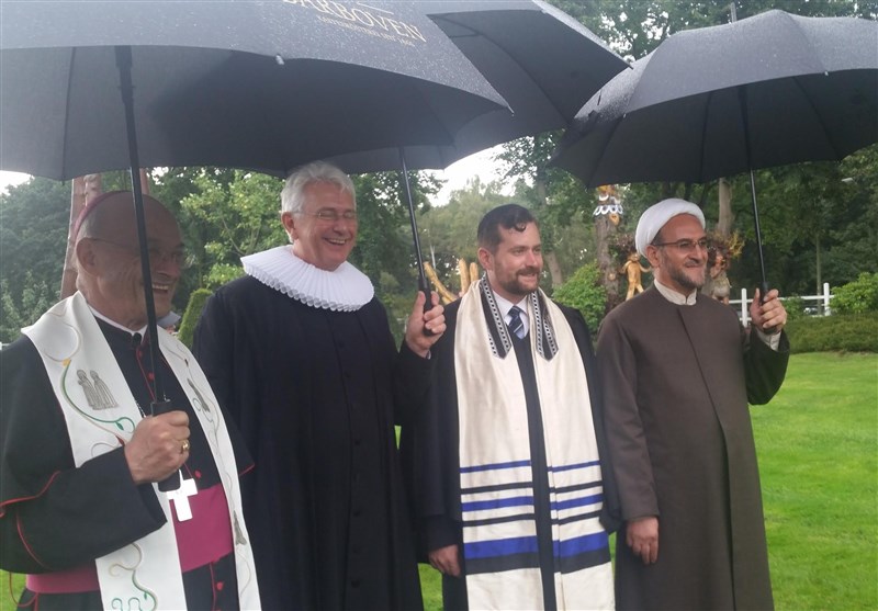 Followers of Different Faiths Attend Major Religious Gathering in Hamburg