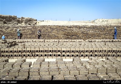 کارگر‌ها و دستگاه‌ها دست به کار می‌شوند تا آجر‌ها دوباره روی هم در کوره قرار بگیرند تا پخته شود.