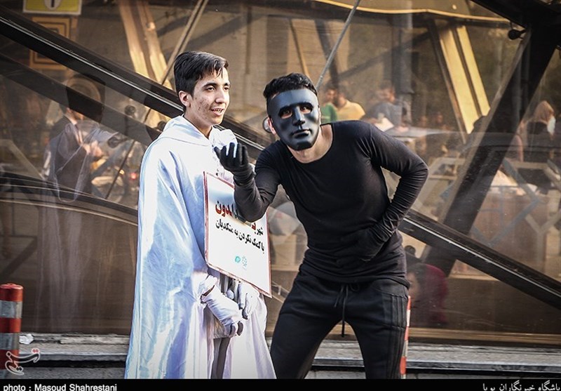 استقرار اکیپی برای تبلیغ «کمک نکردن به متکدیان» در تهران + تصاویر