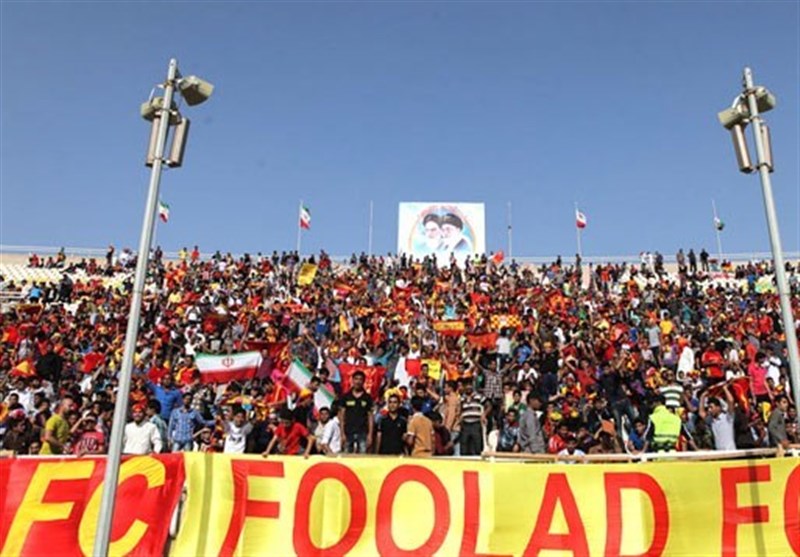 اهواز| حاشیه دیدار استقلال - فولاد| هواداران فولاد صندلی‌های ورزشگاه تختی را به زمین پرتاب کردند