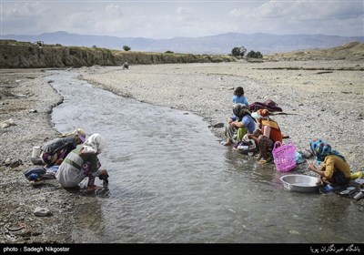 زنان روستای محروم گاه گل در حال شست و شوی رخت