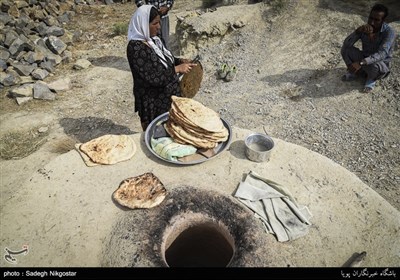 پخت نان توسط یکی از زنان روستای محروم گاه گل در خراسان شمالی