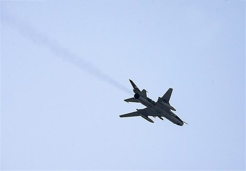 Su-24 Savaş Uçağı İran Semalarında Gövde Gösterisi Yaptı