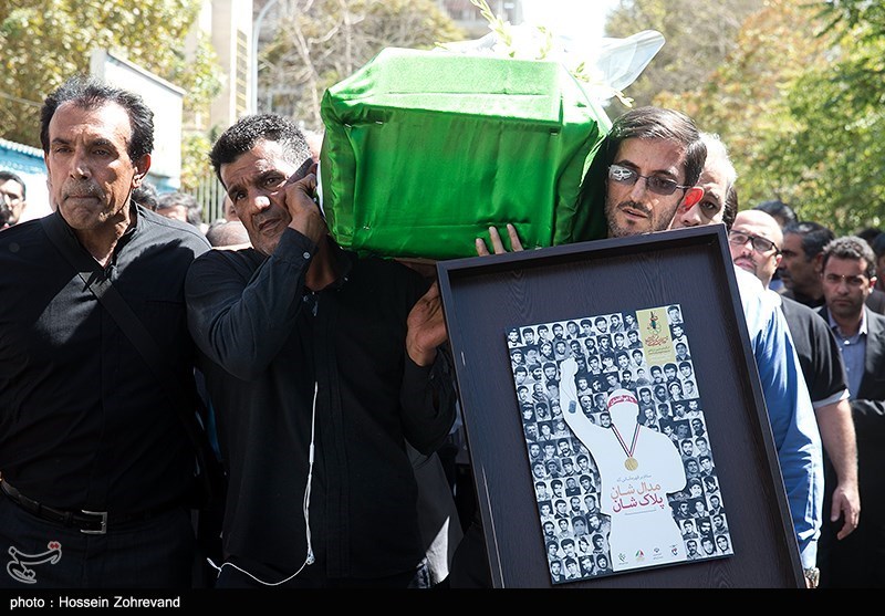 پیکر مرحوم بهمن گلبارنژاد در شیراز تشییع و به خاک سپرده شد