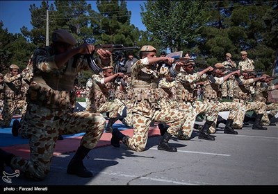 تہران میں ایرانی مسلح افواج کی پریڈ