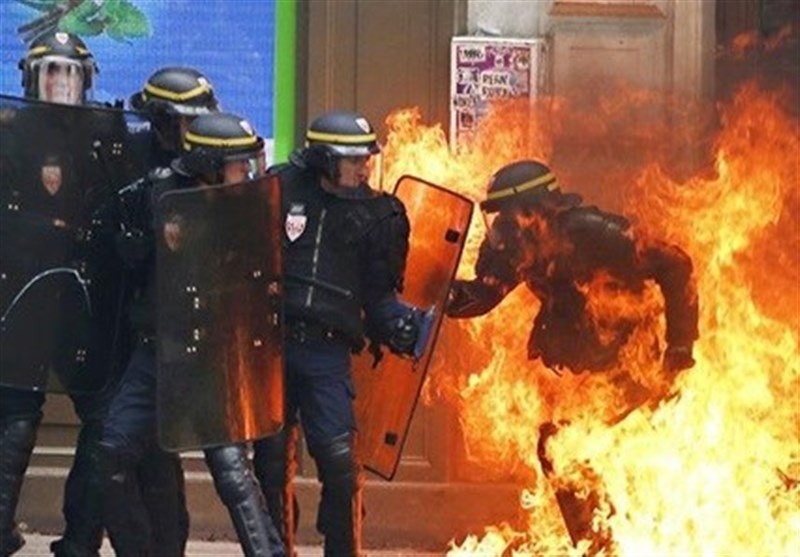 عکس/ افسر پلیس ضد شورش فرانسه آتش گرفت!